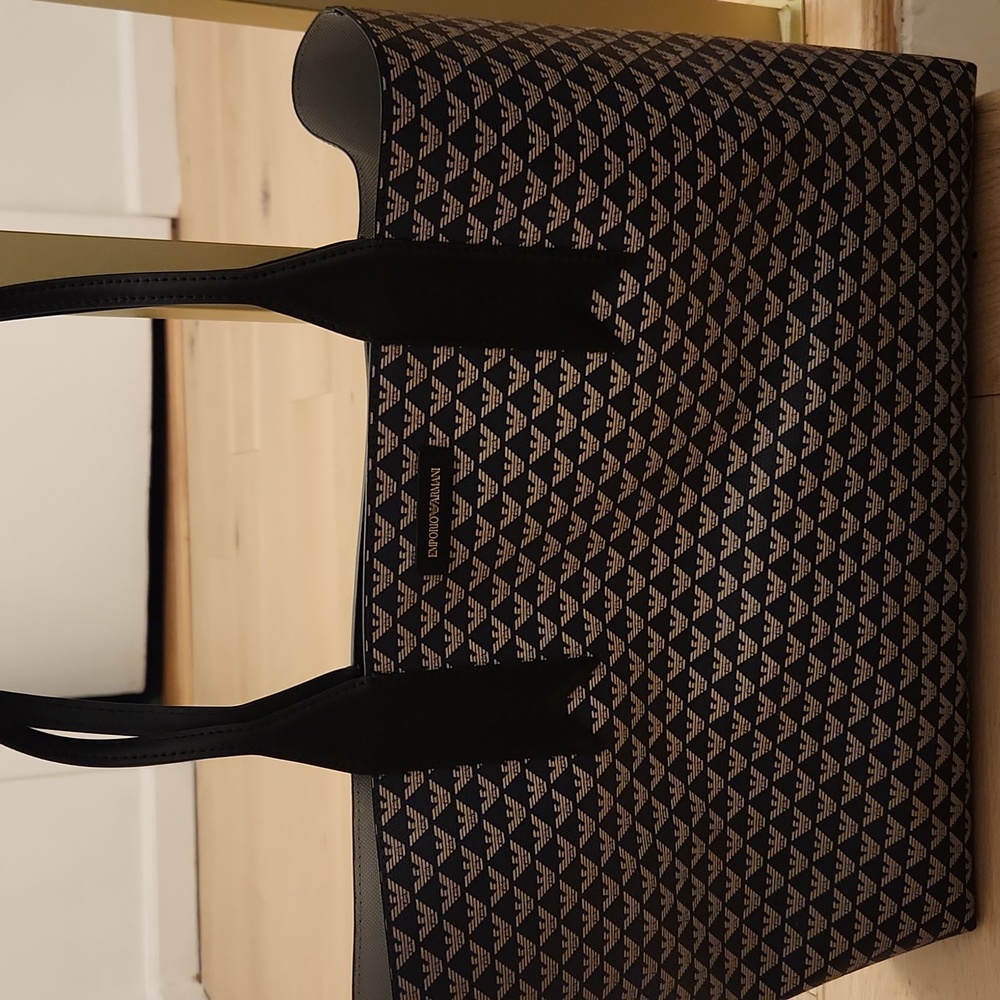 Emporoi Armani shoulder bag.